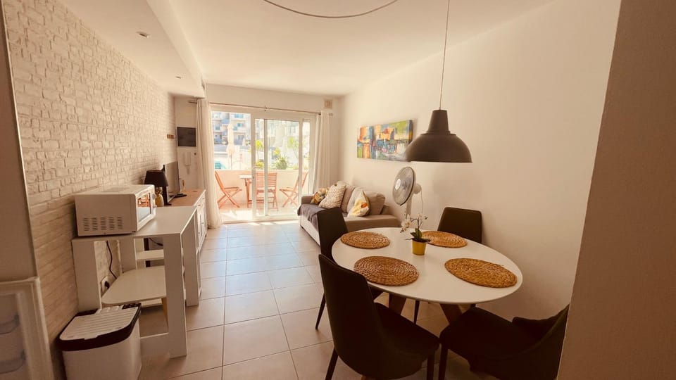TV and multimedia, Coffee/tea facilities, Kitchen or kitchenette, Living room, Seating area, Dining area, toaster