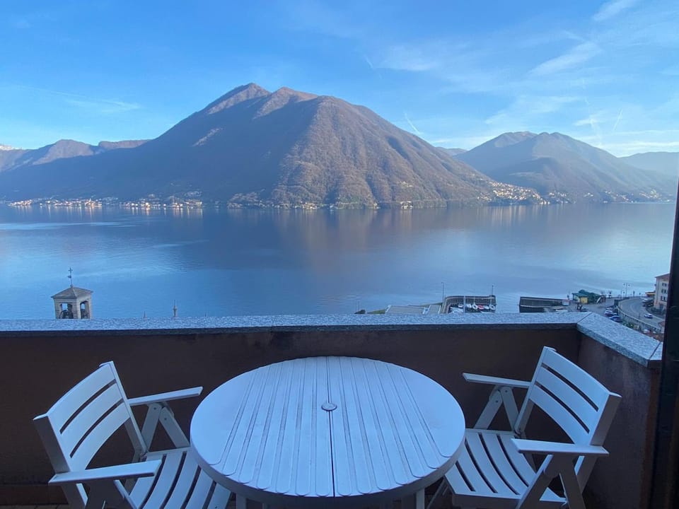 Balcony/Terrace, Dining area, Lake view