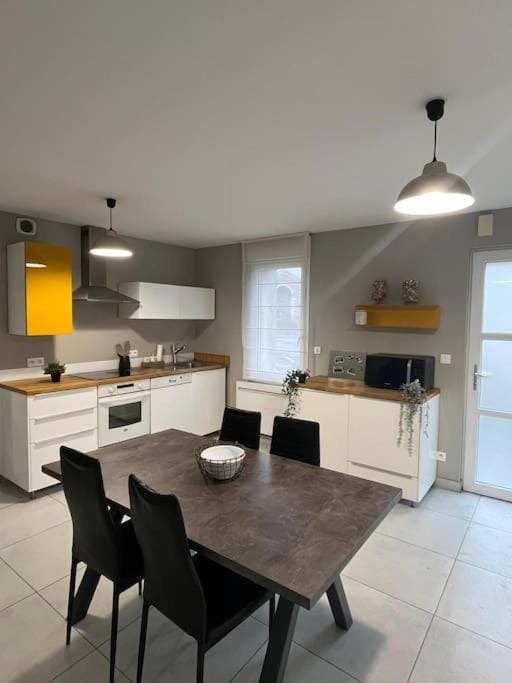 Kitchen or kitchenette, Dining area, dishwasher, minibar, pet friendly, stove