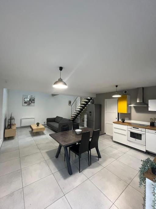 Kitchen or kitchenette, Living room, Seating area, Dining area, pet friendly, stove