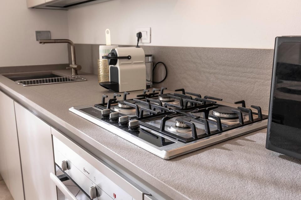 Kitchen or kitchenette, minibar, stove