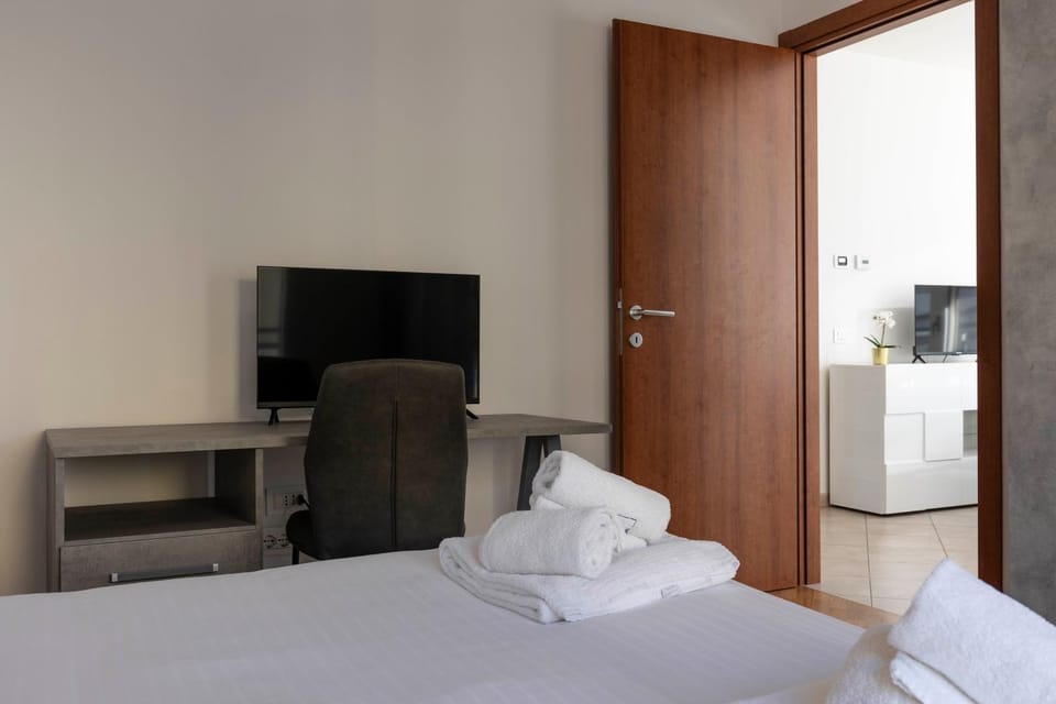 Bed, TV and multimedia, Photo of the whole room, Bedroom