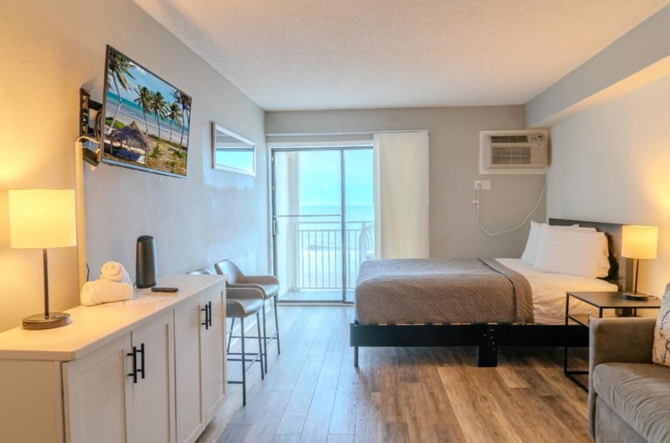 Beautiful Oceanfront Queen Suite-Recently Updated! Sea Mist 20407 House in Myrtle Beach