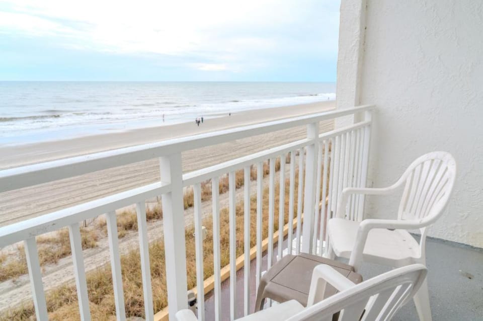 Beautiful Oceanfront Queen Suite-Recently Updated! Sea Mist 20407 House in Myrtle Beach