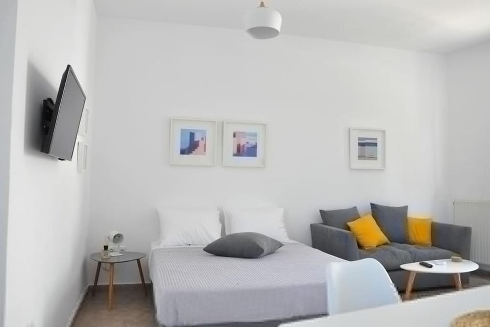 Bed, TV and multimedia, Living room, Photo of the whole room, Seating area, Bedroom