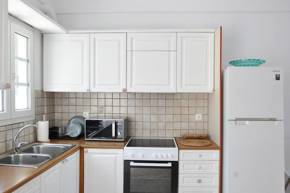 Kitchen or kitchenette, oven, stove, washing machine