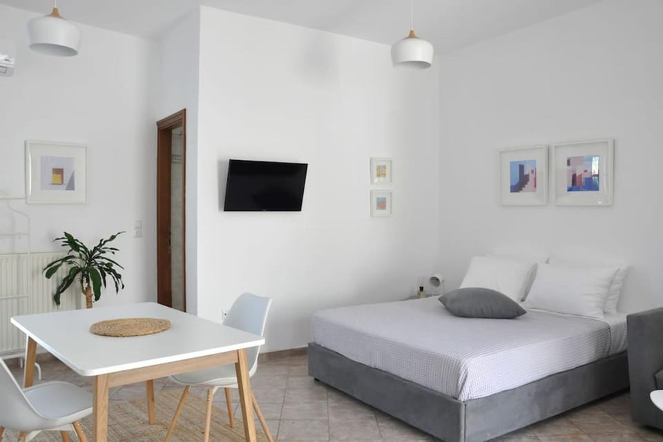 Bed, TV and multimedia, Photo of the whole room, Seating area, Bedroom