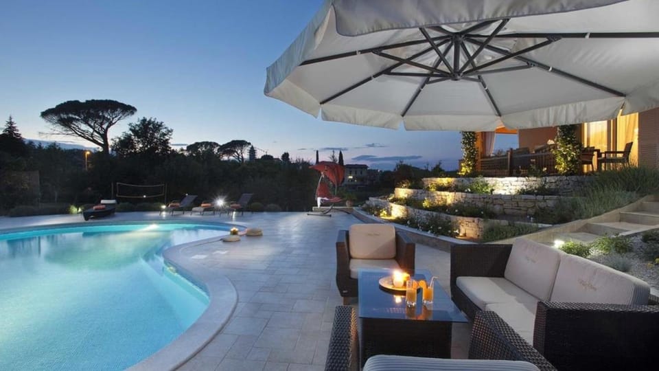 Property building, Garden, Balcony/Terrace, Seating area, Swimming pool