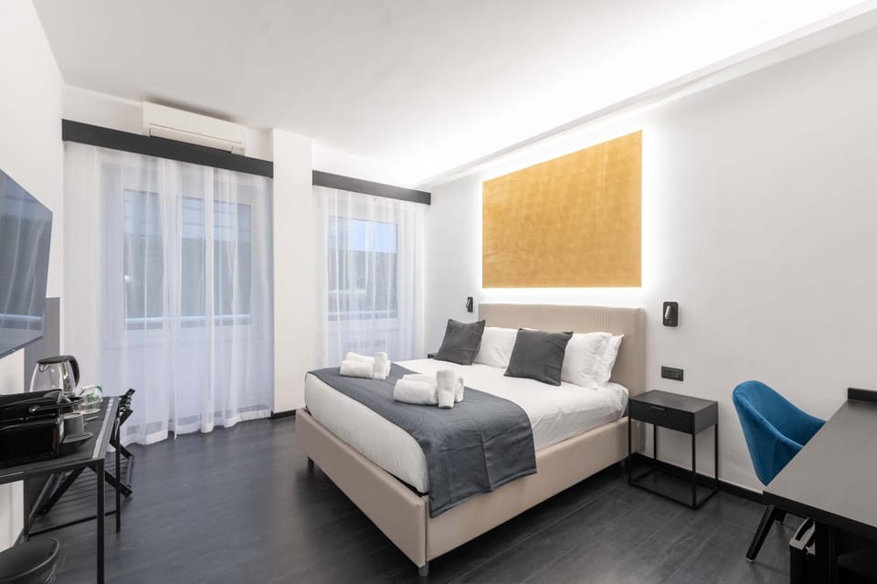 TV and multimedia, Coffee/tea facilities, Seating area, Bedroom, flat iron, internet, internet, minibar, safe, wardrobe, air conditioner