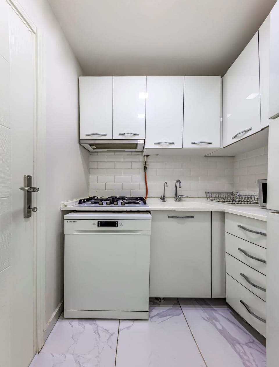 Kitchen or kitchenette, dishwasher, stove