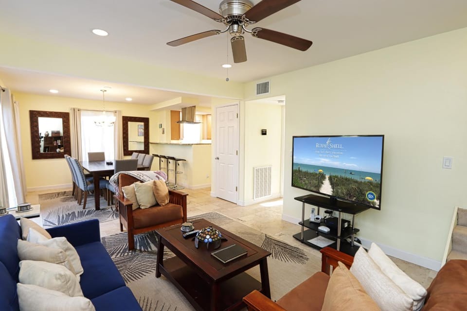 Beautifully Updated, 4 Bedroom Pool Home, 50 Yards to the Beach!! Captiva Escapade House in Sanibel Island