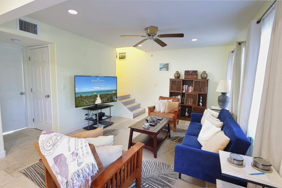 Beautifully Updated, 4 Bedroom Pool Home, 50 Yards to the Beach!! Captiva Escapade House in Sanibel Island