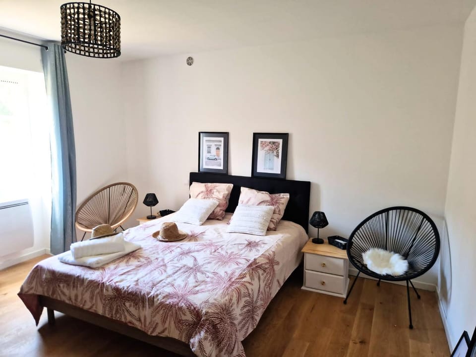 Bed, Photo of the whole room, Bedroom