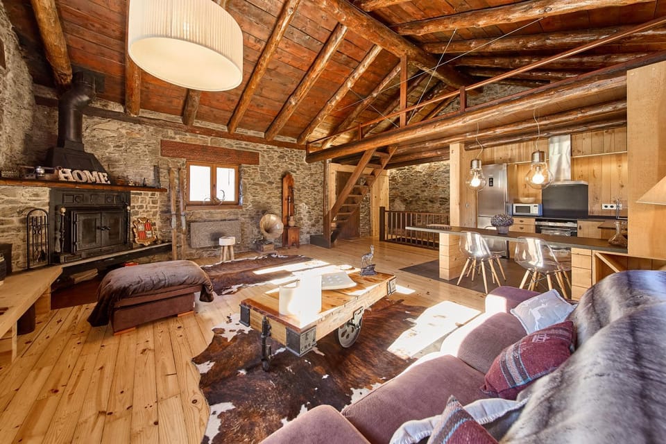Kitchen or kitchenette, Living room, Seating area, Dining area, flat iron, pet friendly, stove