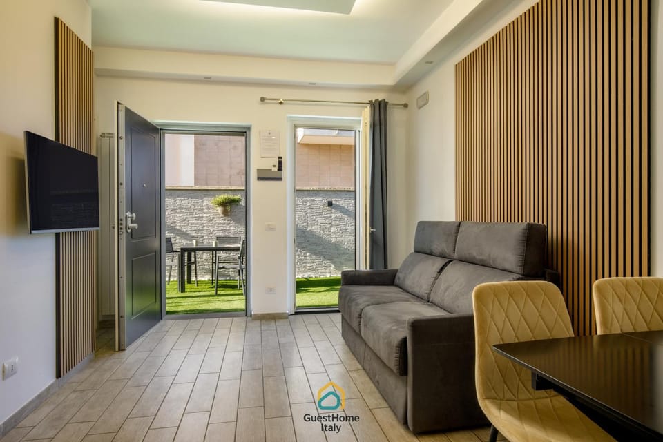 Communal lounge/ TV room, TV and multimedia, Living room, Seating area, air conditioner
