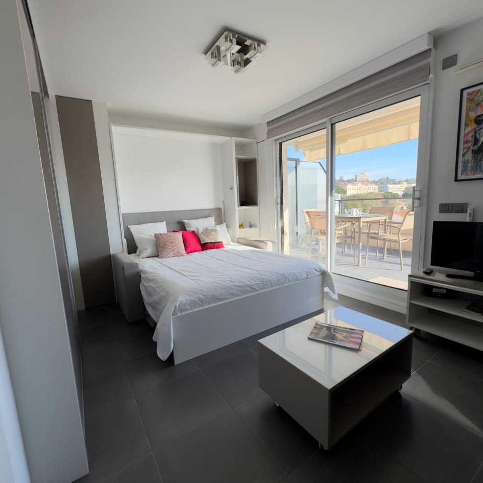 Top Floor Secret Garden, Cannes Apartment in Cannes