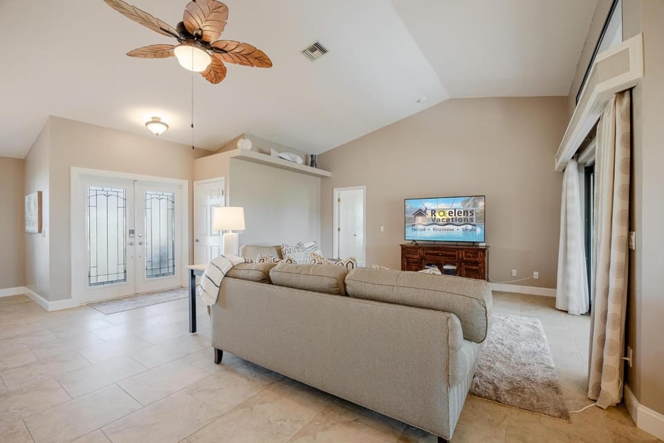 Golf Course View! Heated Pool - Villa Fairway to Florida - Roelens Vacations House in Cape Coral