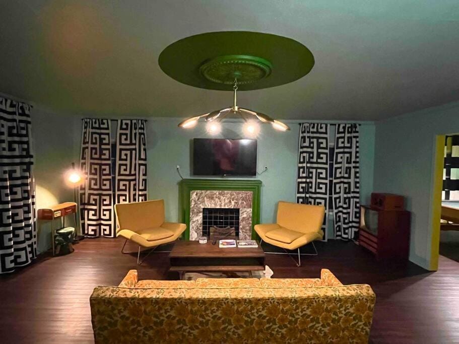 Chic 50s Time Capsule Downtown/OU Med/OK Capitol House in Oklahoma City