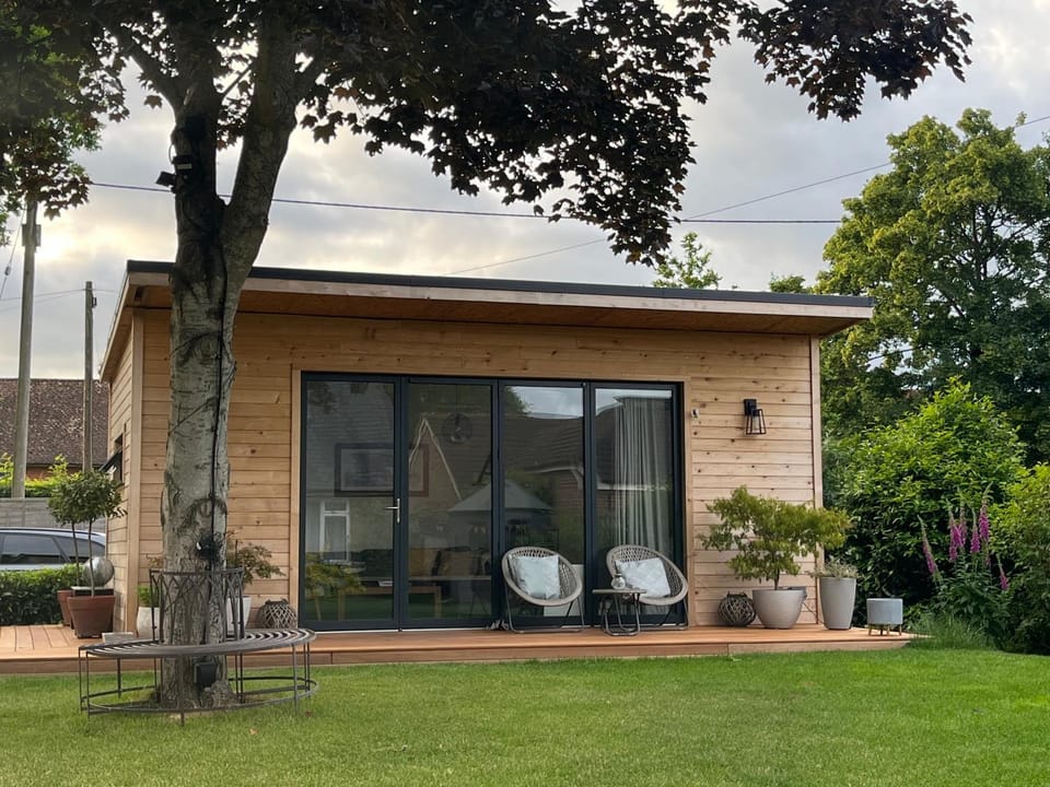 Property building, Patio, Location