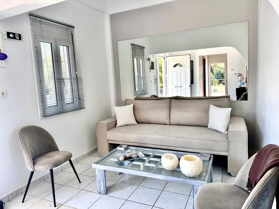 Seating area, internet, air conditioner