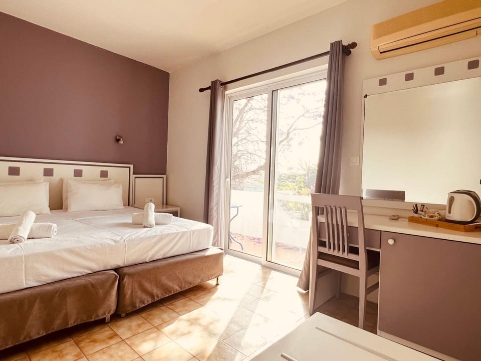 Bed, Photo of the whole room, Bedroom, minibar