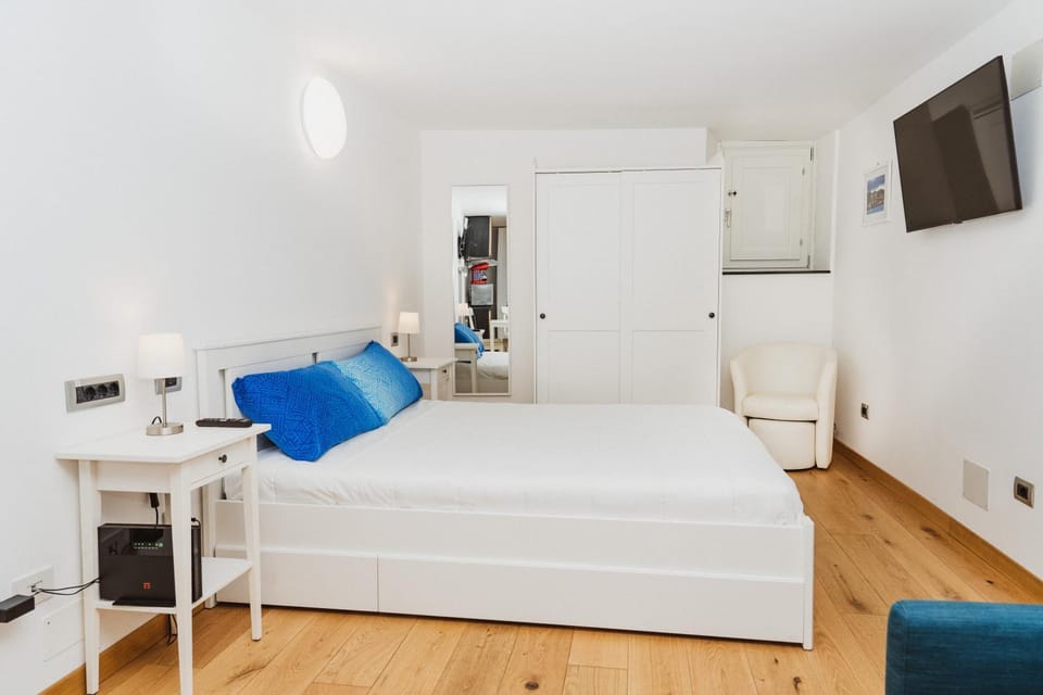 Nearby landmark, Bed, locker