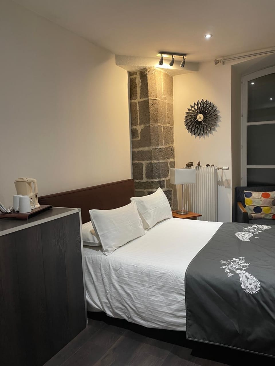 Clermont-Ferrand dans maison du XVIᵉ siècle Petit déjeuner et ménage inclus aucun frais caché Apartment in Clermont-Ferrand