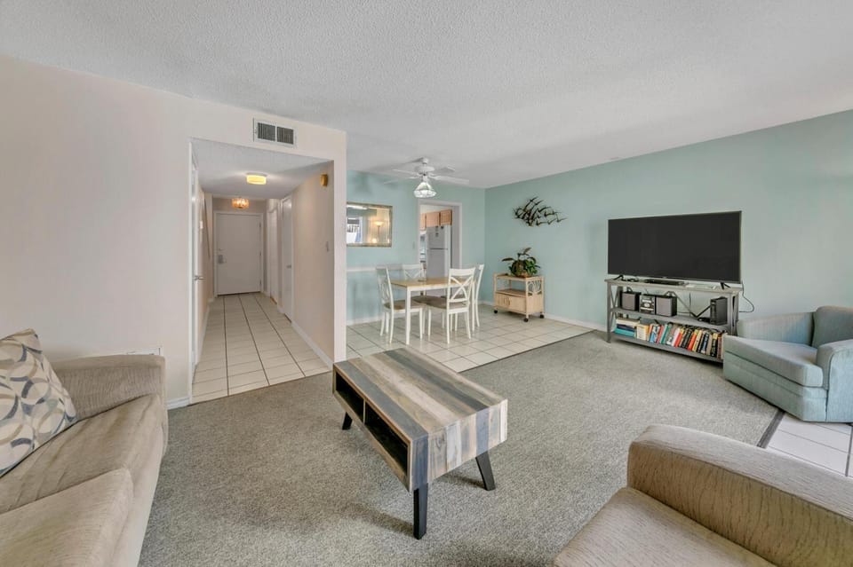Southbay by the Gulf 103 only 25 Yards from the Beach a 2 Bedroom Townhome in Destin House in Destin