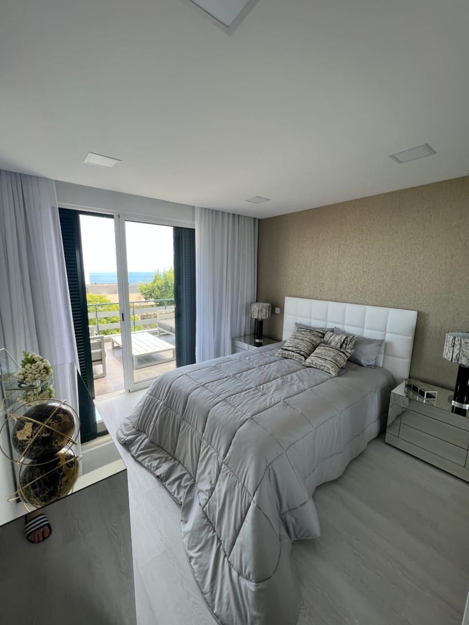 Bed, Photo of the whole room, Bedroom, locker, air conditioner