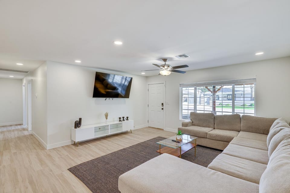 3 Mi to Old Town: Home w/ Game Room in Scottsdale! House in Scottsdale