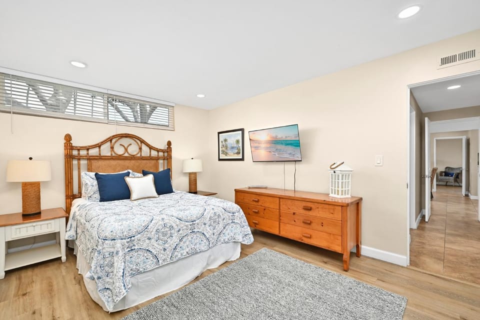 Three Bedroom Three Bath Home w Patio 1 block from beach House in Balboa Peninsula