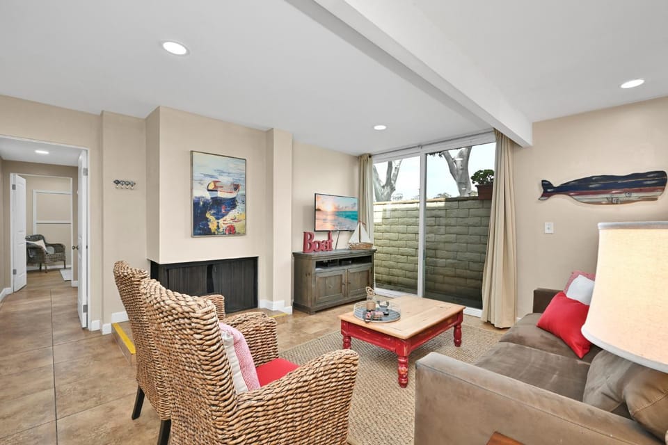 Three Bedroom Three Bath Home w Patio 1 block from beach House in Balboa Peninsula