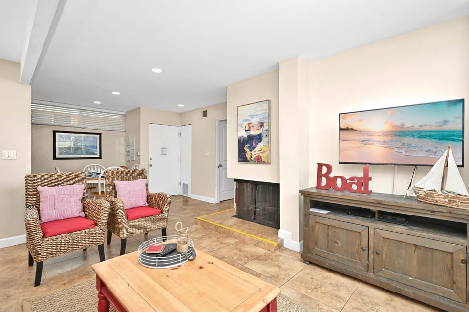 Three Bedroom Three Bath Home w Patio 1 block from beach House in Balboa Peninsula