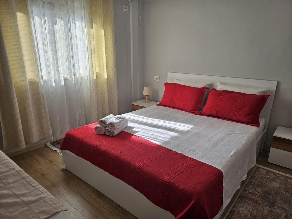 Bed, Photo of the whole room, Bedroom, towels