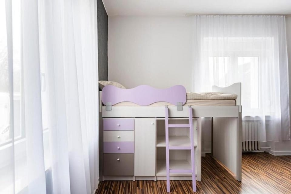 Bedroom, bunk bed