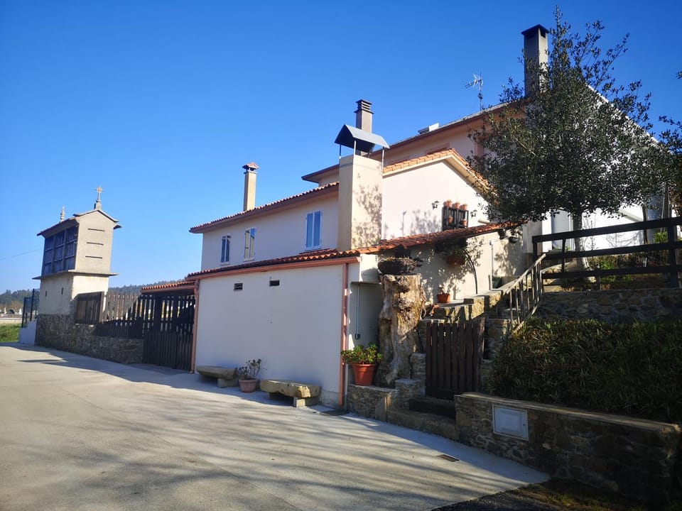 Casal de Perros House in Bergantiños