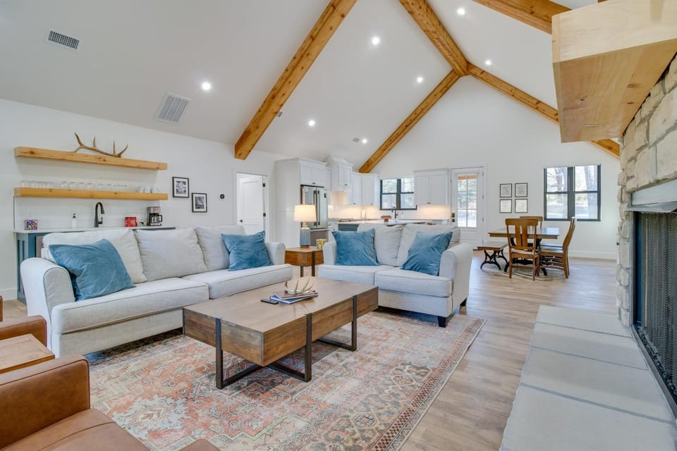 Waterfront Flippin Retreat with White River Access! House in Arkansas