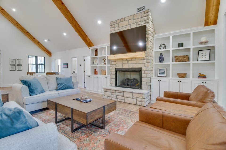 Waterfront Flippin Retreat with White River Access! House in Arkansas