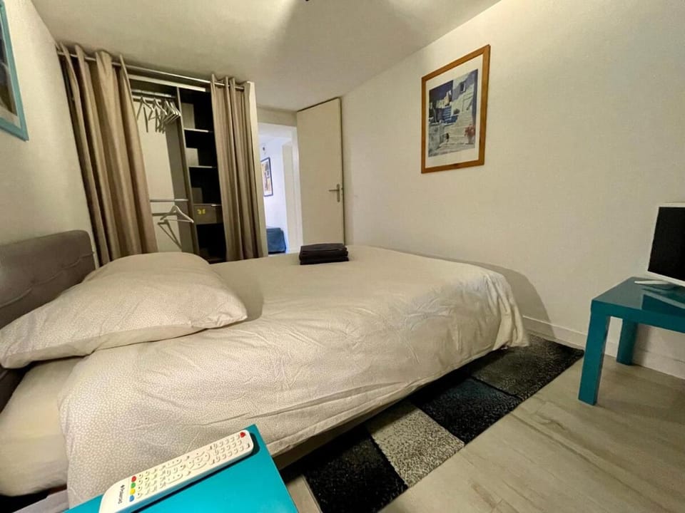 Photo of the whole room, Bedroom