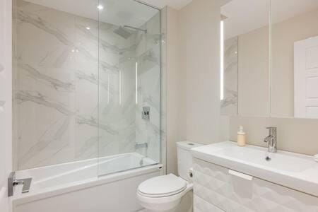 M11 - Bright 2BR Suite with Sofa Bed in Plateau Apartment in Laval