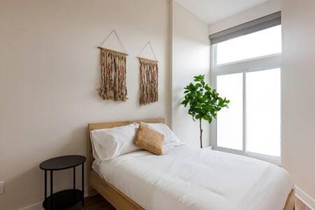 M11 - Bright 2BR Suite with Sofa Bed in Plateau Apartment in Laval