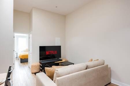 M11 - Bright 2BR Suite with Sofa Bed in Plateau Apartment in Laval