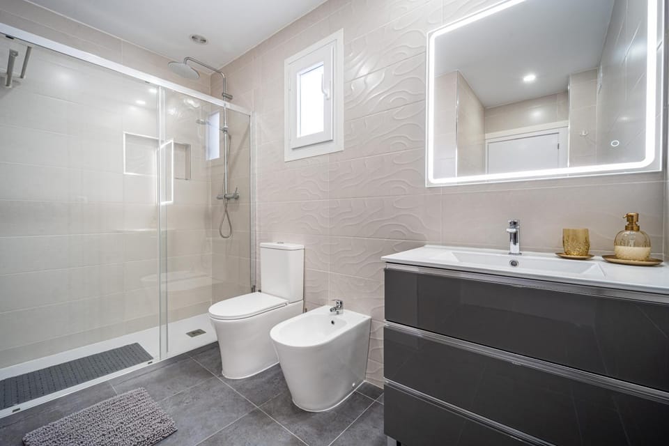 Shower, Toilet, Bathroom, bidet, towels