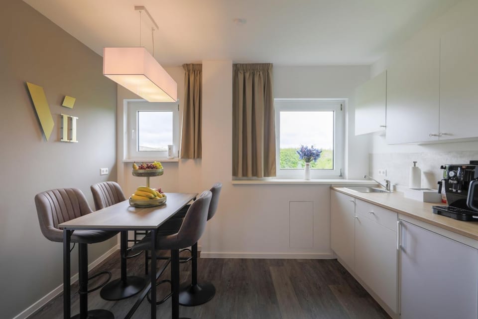 Coffee/tea facilities, Kitchen or kitchenette, Kitchen or kitchenette, Dining area