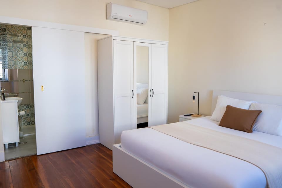 Bed, Bedroom, wardrobe, air conditioner