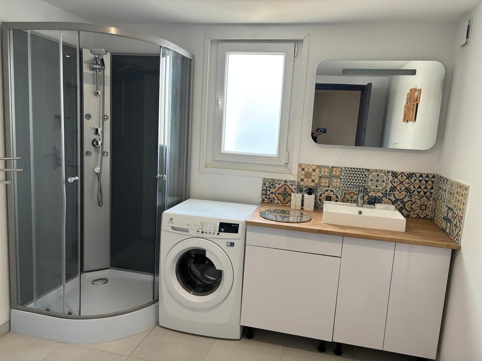 Bathroom, washing machine