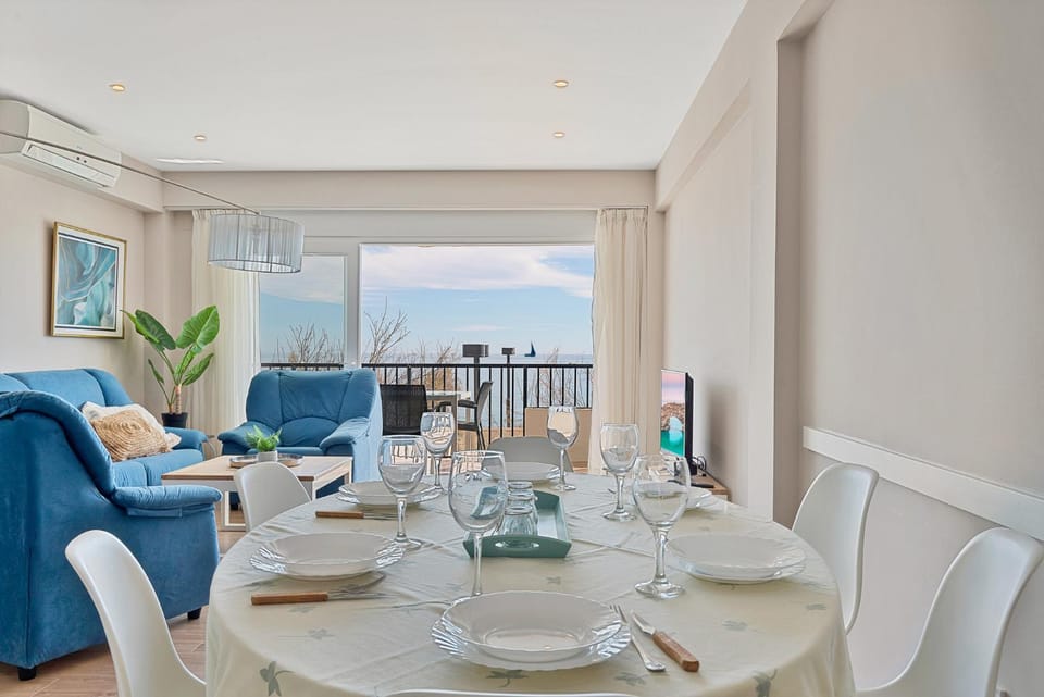 TV and multimedia, Seating area, Dining area, Sea view