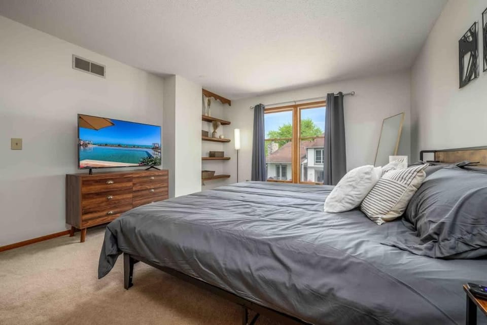 Bed, TV and multimedia, Photo of the whole room, Evening entertainment, Bedroom