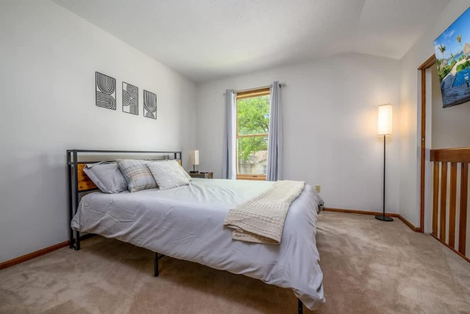 Bed, TV and multimedia, Photo of the whole room, Bedroom