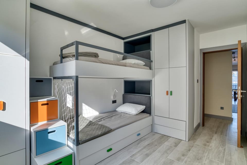 Bedroom, bunk bed